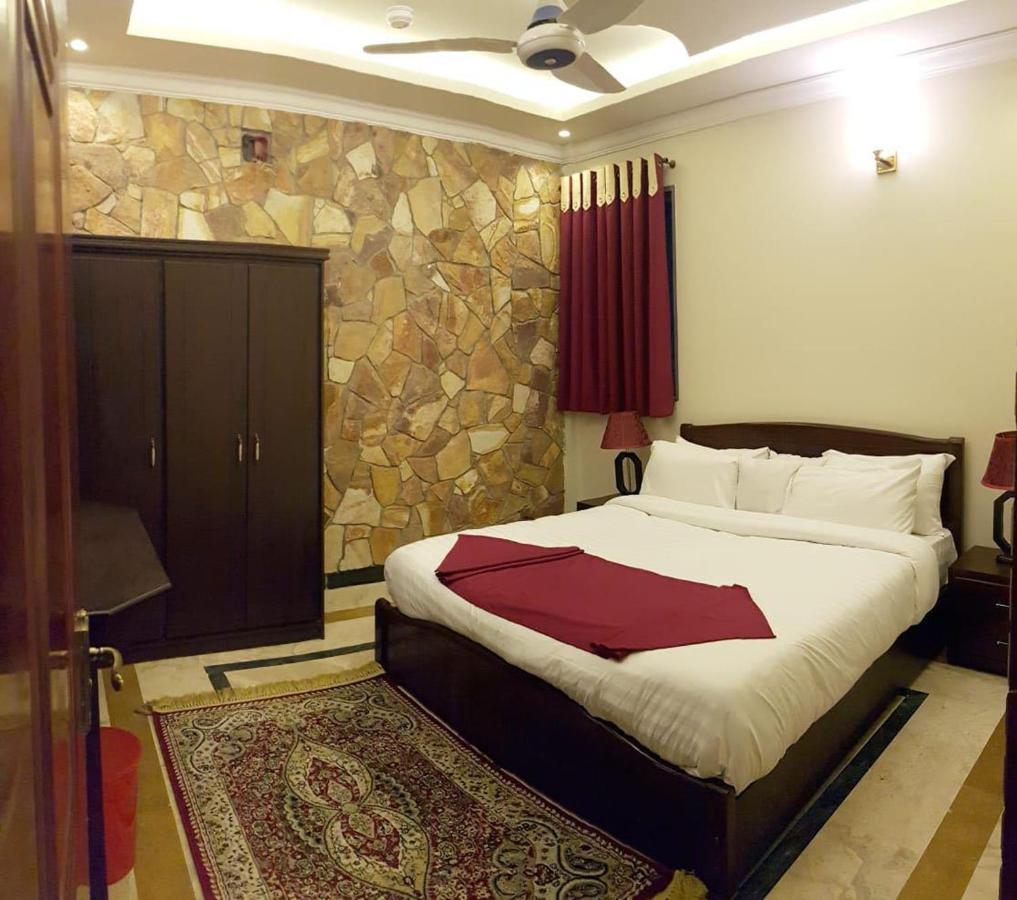 Triple One Hotel Abbottabad Eksteriør billede