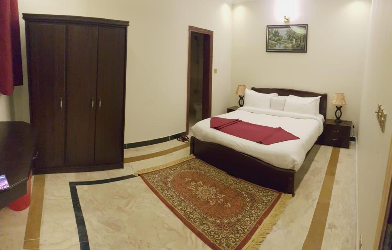 Triple One Hotel Abbottabad Eksteriør billede